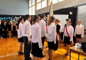 Przekazanie sztandaru szkoły przez uczniów klas ósmych