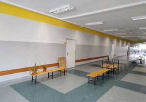 Korytarz drugiego piętra budynku A po remoncie malarskim