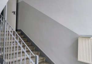 Zdjęcie jednej z odmalowanych klatek schodowych w budynku B
