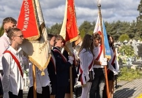 Poczet sztandarowy szkoły na rzgowskim cmentarzu