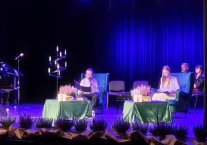 Jan Dwornik i Laura Szpotan na scenie w czasie prezentacji fragmentu "Dziadów" cz. II