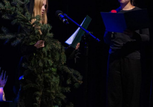Lena Sowińska i Anna Pietraszczyk odczytują fragment rozmowy Pustelnika z Księdzem.
