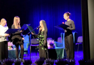 Julia Wikalińska, Lena Oleśko , Lena Sowińska i Anna Pietraszczyk na scenie w czasie czytania fragmentu "Dziadów" cz. IV