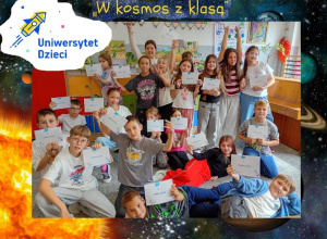 Uczniowie klasy 3a z uśmiechem prezentują swoje indeksy.