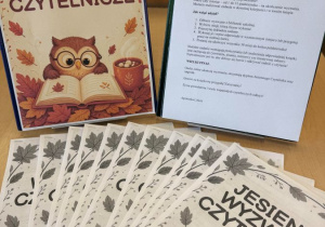 Zdjęcie przedstawia materiały promujące akcję biblioteczną "Jesienne wyzwania czytelnicze"