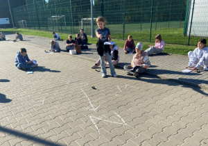 Czwartoklasiści na lekcji terenowej.