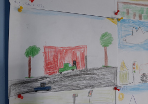 Rysunek ucznia przedstawiający ruch uliczny. Zdjęcie w zbliżeniu.