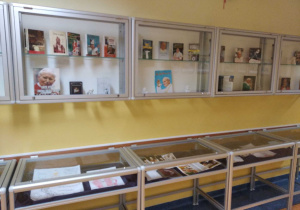 Wystawa książek poświęconych Janowi Pawłowi II.