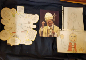 Prace uczniów wykonane z okazji Dnia Papieskiego.