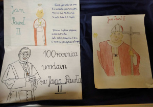 Prace uczniów wykonane kredkami przedstawiające wizerunek Jana Pawła II.