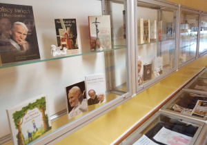Wystawa książek poświęconych Janowi Pawłowi II.