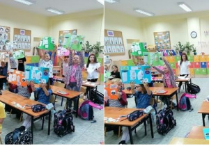 Zdjęcie przedstawia uczniów klasy IIc prezentujących swoje lapbooki.