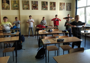 Chłopcy z klasy VId tańczą Kaczuszki.