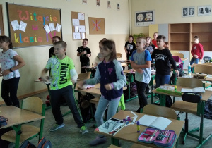 Uczniowie klasy 4c aktywnie słuchają muzyki wg metody Batii Strauss.