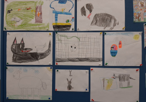 Wystawa prac dzieci przedstawiająca rysunki zwierząt domowych.