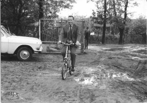 Zdjęcie dyrektora Szymczuka jadącego rowerem do szkoły.