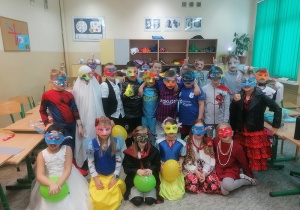 Zdjęcie przedstawia uczniów klasy 2c w własnoręcznie wykonanych maskach karnawałowych.