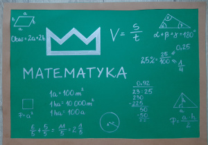 Praca Weroniki Bagińskiej - plakt MATEMATYKA. Zielony karton z napisem MATEMATYKA oraz wzorami i figurami geometrycznymi.