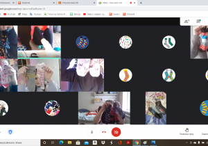 Uczniowie klasy 4b pokazujący kolorowe skarpetki na Meet.