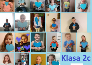 Zdjęcie klasy 2c wraz z wychowawcą. Uczniowie trzymają przygotowane niebieskie serca.