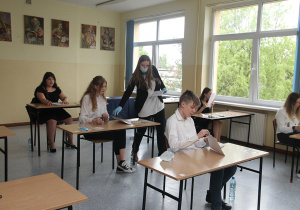 Uczniowie przed rozpoczęciem egzaminu.