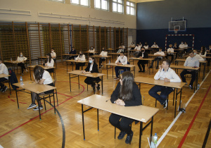 Uczniowie klas ósmych na sali egzaminacyjnej.