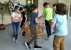 Uczniowie klasy 4c podczas zabawy ,,Muzyczne krzesło”