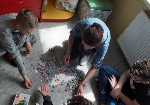 Uczniowie układający puzzle w czasie zajęć z wychowawcą