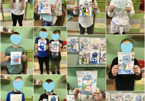 Uczniowie klasy 2a prezentujący swoje prace przedstawiające Syriusza – maskotkę Unii Europejskiej w zaprojektowanych strojach odpowiadających konkretnemu krajowi należącemu do UE.