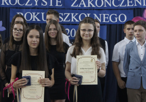 Zdjęcie uczennic, które otrzymały odznakę ,,Pióro Długosza".