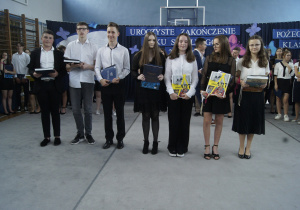 Zdjęcie uczniów klasy 8b, którzy otrzymali nagrody za najwyższe średnie.