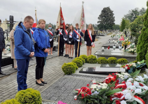 Nauczyciele ze Szkoły Podstawowej w Rzgowie, pan Michał Świniarski i pani Aleksandra Jaworska składają kwiaty na Grobie Nieznanego Żołnierza