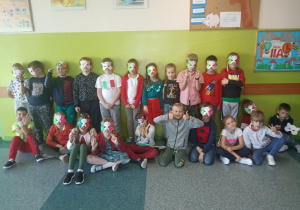 Uczniowie klasy 2A wykonali maski Włoch.