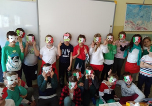 Uczniowie klasy 2C wykonali maski Włoch.