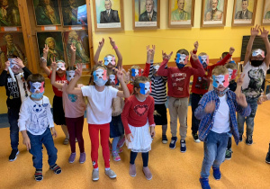 Uczniowie klasy 1a w maskach Francji.
