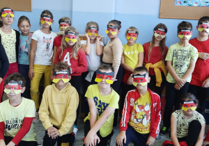 Uczniowie klasy 3B prezentują maski Niemiec.