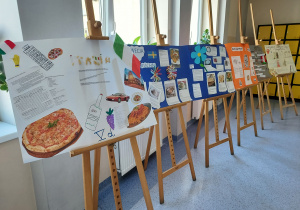 Wystawa plakatów wykonanych z okazji Międzynarodowego Dnia Języków.