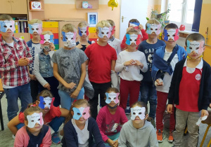 Uczniowie klasy 1b w maskach Francji.