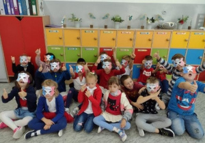 Uczniowie klasy 1c w maskach Francji.
