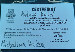 Certyfikat pani Malwiny Kmieć podpisany przez Egzaminatora Michalinę Kabzę.