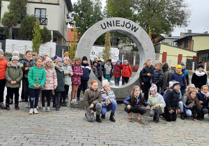 Uczniowie klas trzecich pod fontanną w Uniejowie.