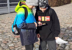 Dwaj uczniowie w czasie rozwiązywania zadania w Parku Ocalałych