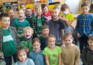 Zdjęcie grupowe klasy 1b w Dniu Tolerancji.