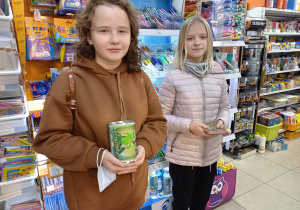Uczennice klasy 7d i 7e podczas kwesty na rzecz Oliwii Krzemińskiej, w sklepie HAZET