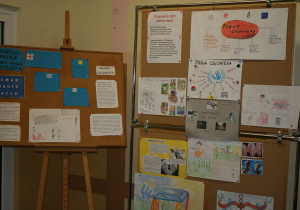 Wystawa prac informacyjno-plastycznych, wykonanych przez najstarszych członków społeczności szkolnej.