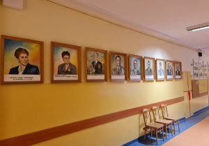 Korytarz szkolny. Ściana z obrazami dyrektorów i kierowników szkoły.