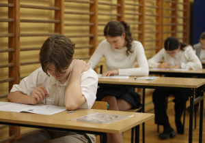 Ósmoklasiści podczas pisania egzaminu.