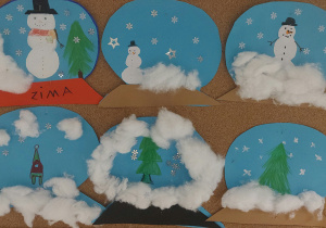„Kule śnieżne” – to zbiorowe prace dzieci symbolizujące zimową porę roku.