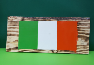 Flaga Irlandii namalowana na drewnie przez ucznia klasy 5d.