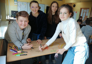Uczniowie klasy VII d podczas pracy nad plakatem.